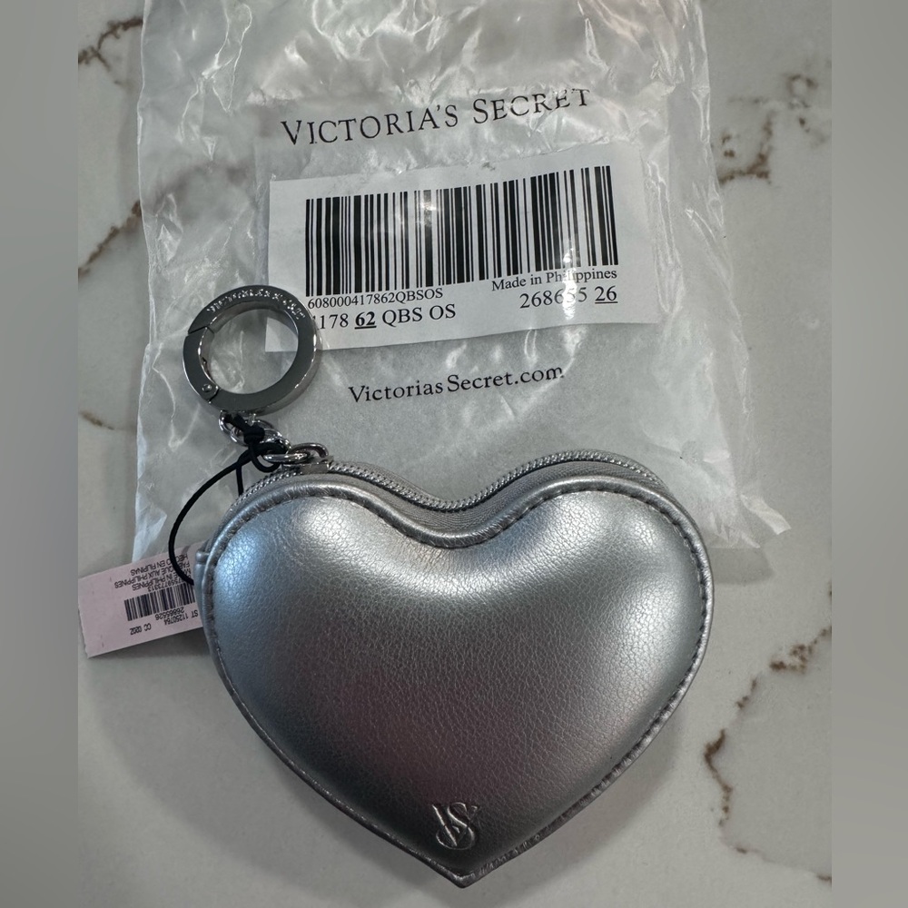 NWT NEW IN PACKAGE METALLIC HEART KEY CHAIN POUCH VS 🩶👑✨